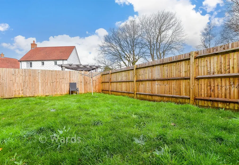 Rear Garden - Elizabeth Gardens, Northiam, Rye, East Sussex - Wards of Kent