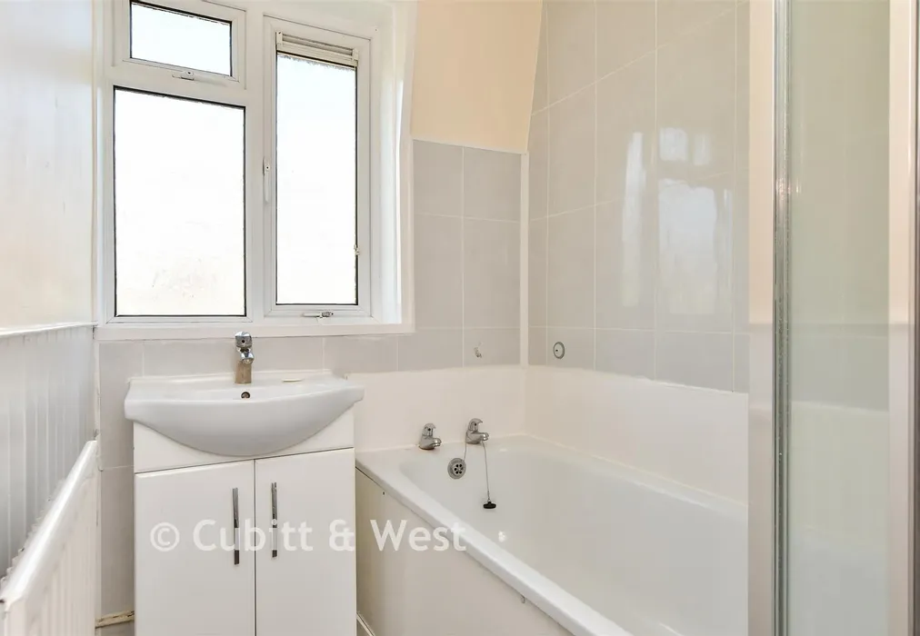 Bathroom - Chelwood Close, Brighton, East Sussex - Wards of Kent