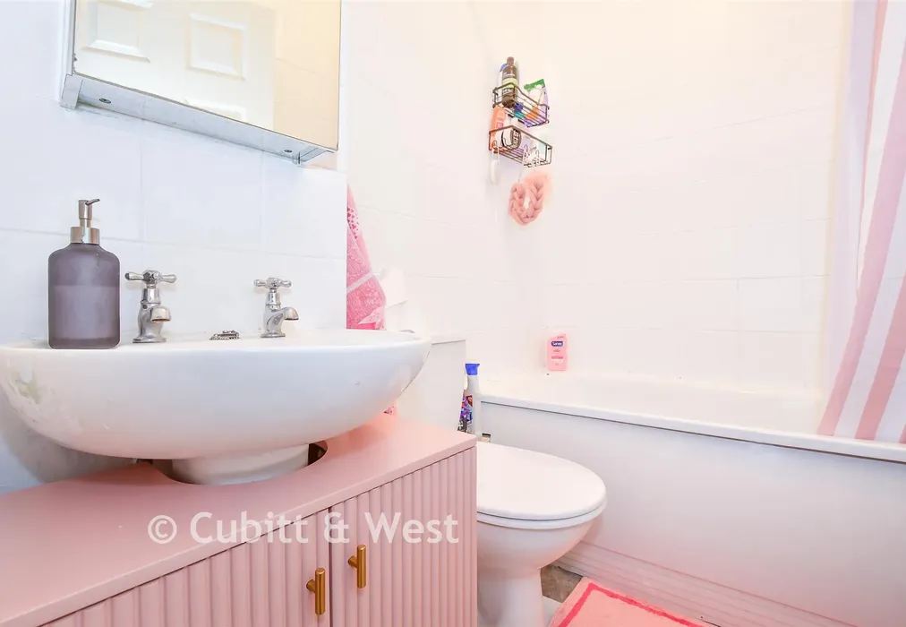 Bathroom - Clifton Place, Brighton, East Sussex - Wards of Kent