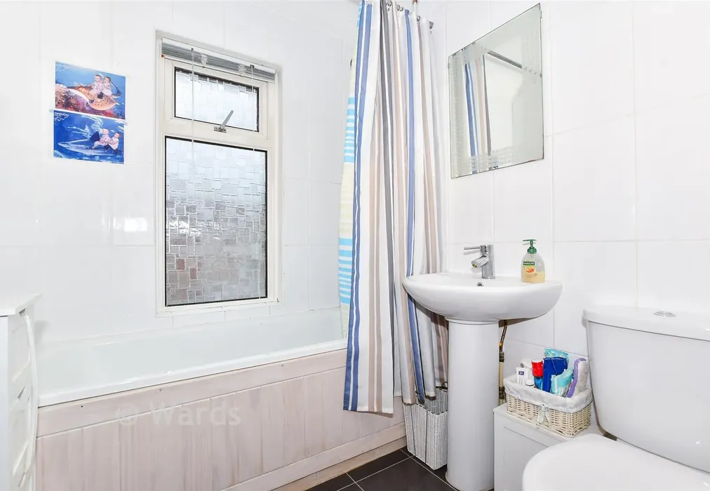 Bathroom - Plains Avenue, Maidstone, Kent - Wards of Kent