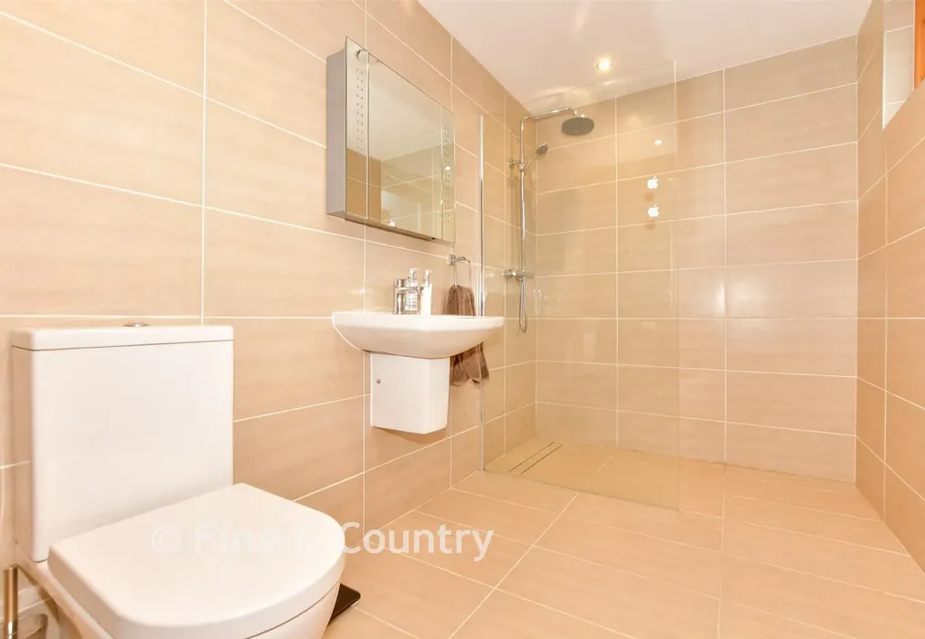 Shower Room - Radfall Ride, Whitstable, Kent - Wards of Kent