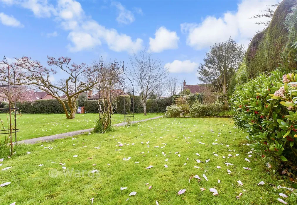 Front Garden - Roethorne Gardens, Tenterden, Kent - Wards of Kent
