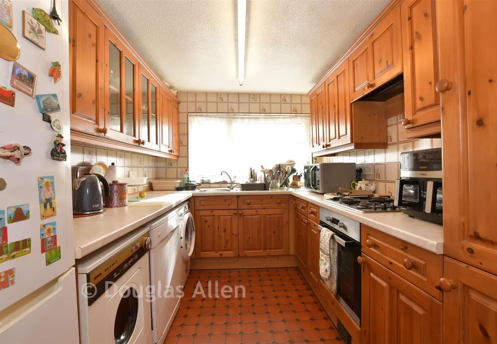 Kitchen - Cromwell Avenue, Billericay, Essex - Wards of Kent