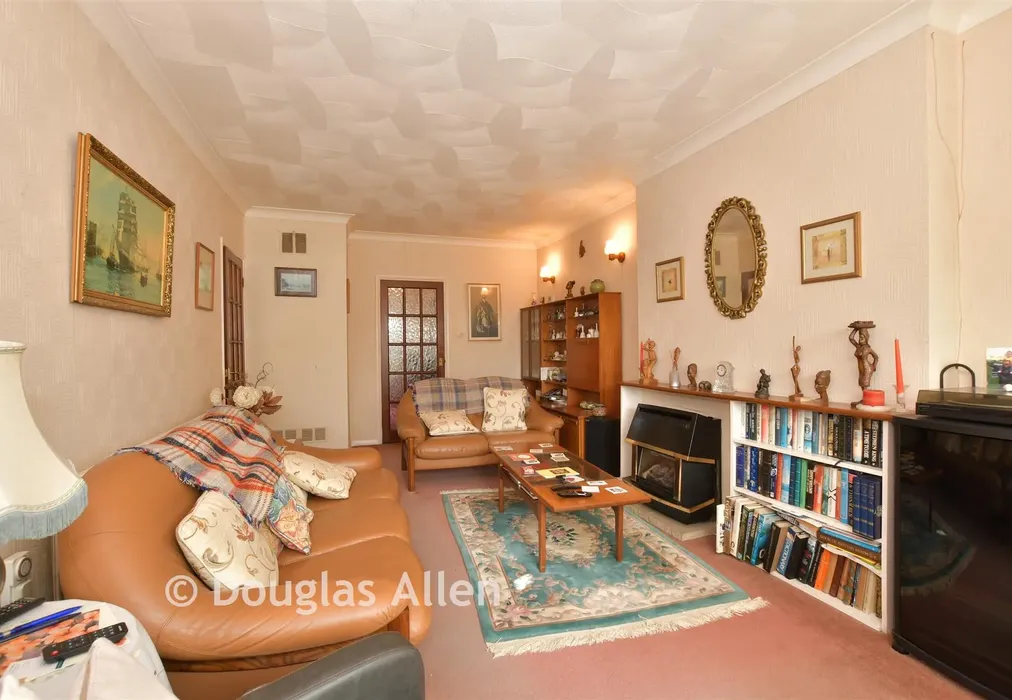 Lounge - Cromwell Avenue, Billericay, Essex - Wards of Kent