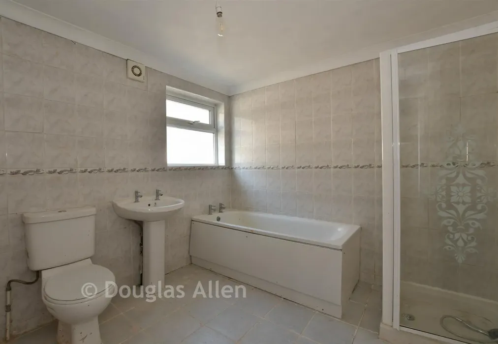 Bathroom - Arterial Road, Leigh-On-Sea, Essex - Wards of Kent