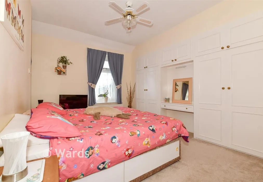 Bedroom 2 - Sweechgate, Broad Oak, Canterbury, Kent - Wards of Kent