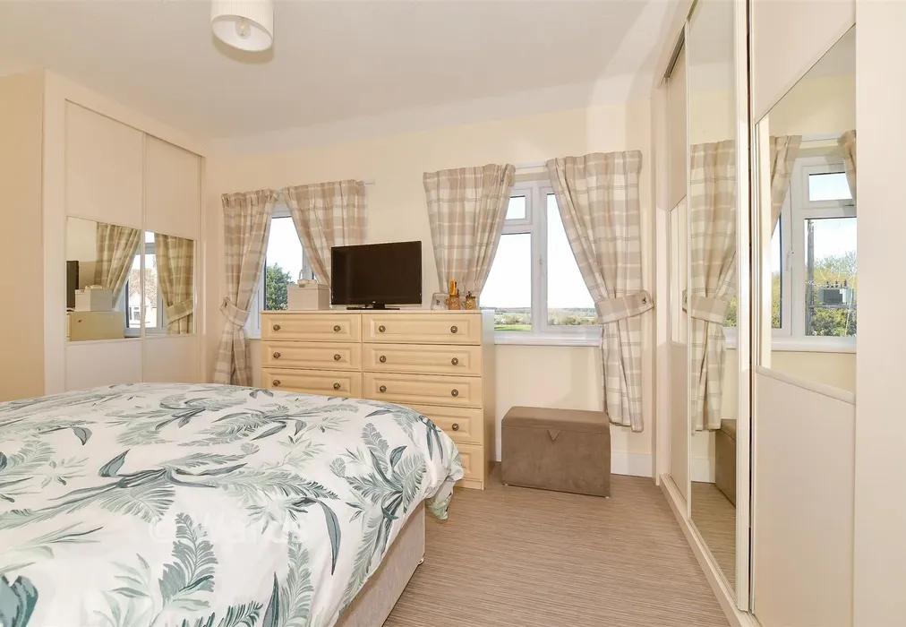 Bedroom 1 - Sweechgate, Broad Oak, Canterbury, Kent - Wards of Kent