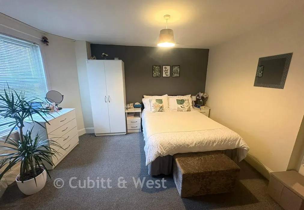 Bedroom 1 - Cottage Grove, Southsea, Hampshire - Wards of Kent