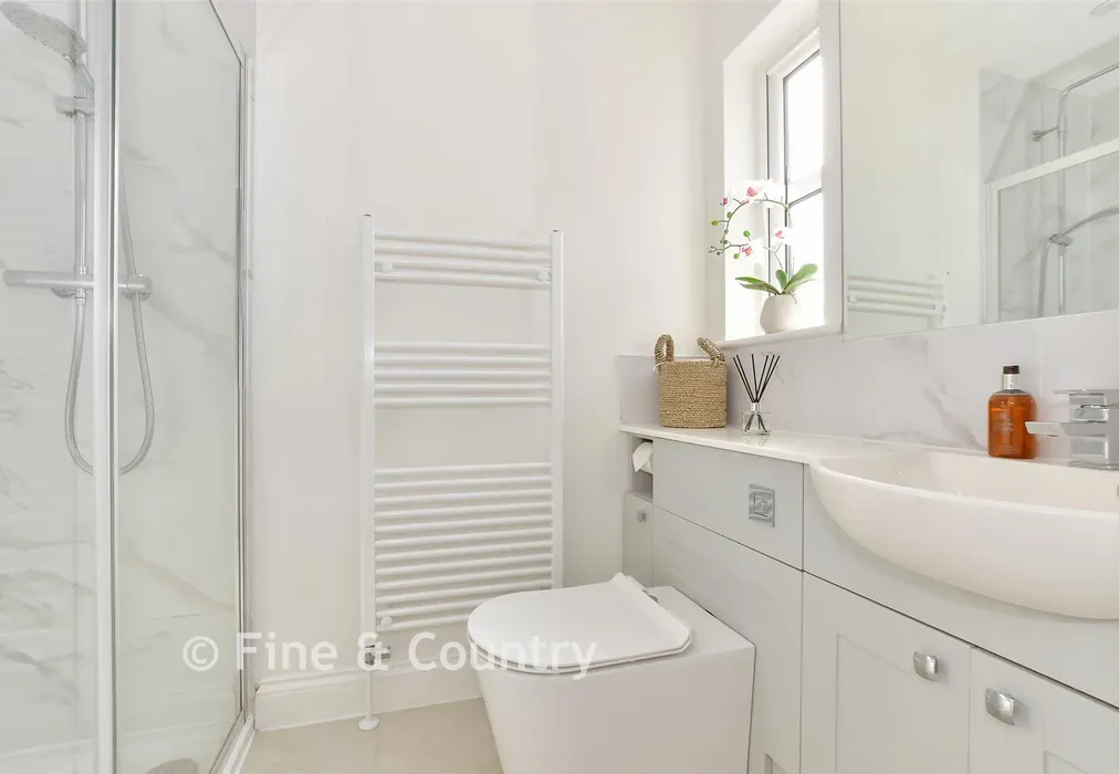 Bedroom 1 - Hollybush Close, Ryde, Isle of Wight - Wards of Kent