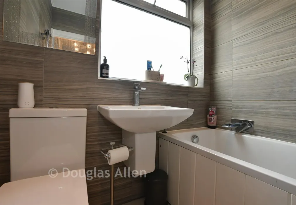Bathroom - Brian Road, Romford, Essex - Wards of Kent