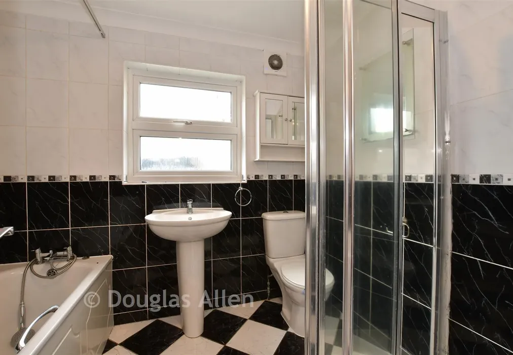 Bathroom - Ranelagh Gardens, Ilford, Essex - Wards of Kent