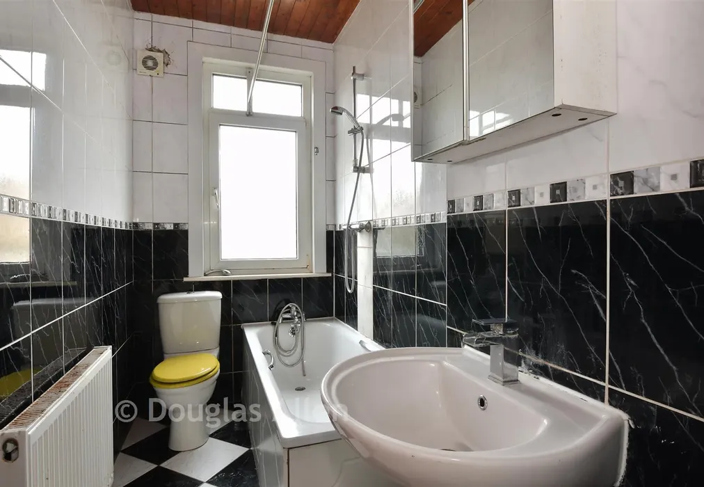 Bathroom - Ranelagh Gardens, Ilford, Essex - Wards of Kent