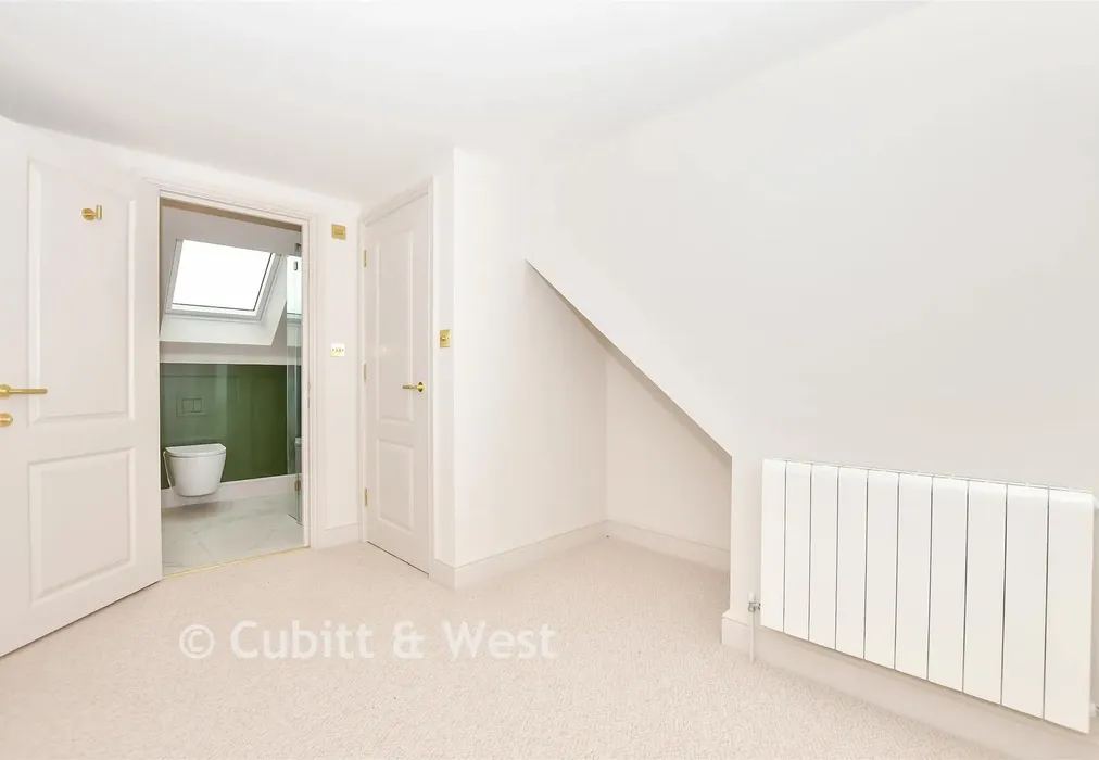 Bedroom 1 - Overhill Drive, Brighton, East Sussex - Wards of Kent