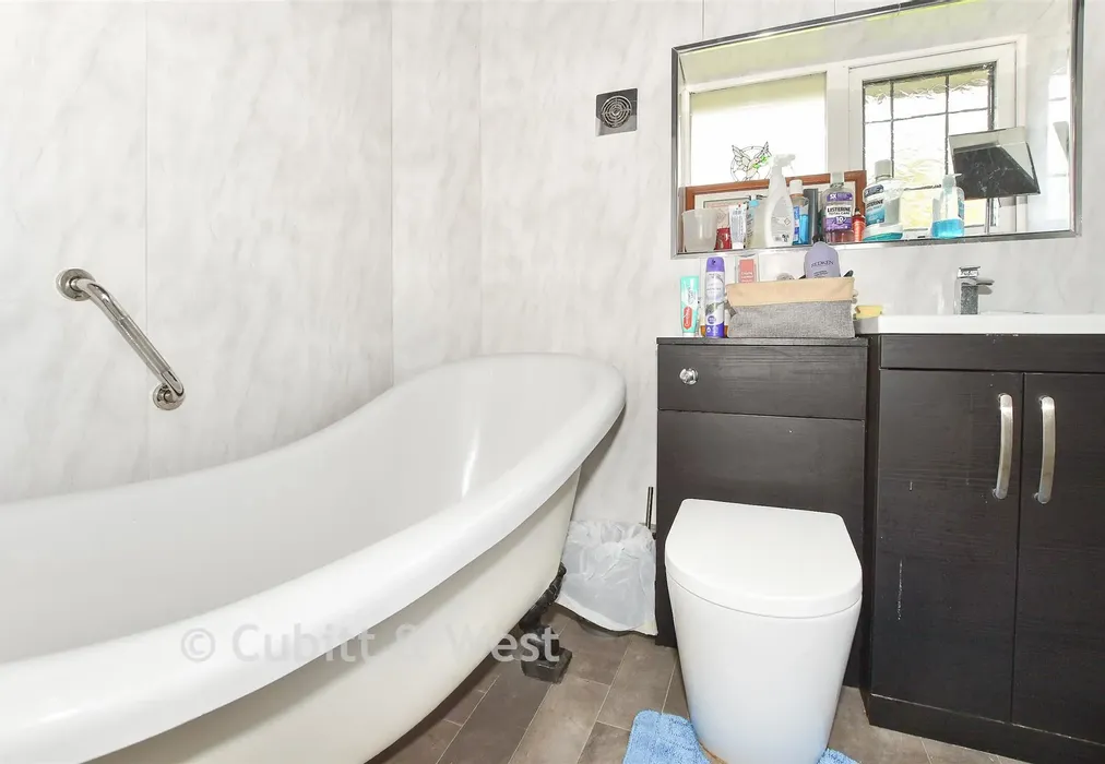 Bathroom - Bodiam Avenue, Brighton, East Sussex - Wards of Kent
