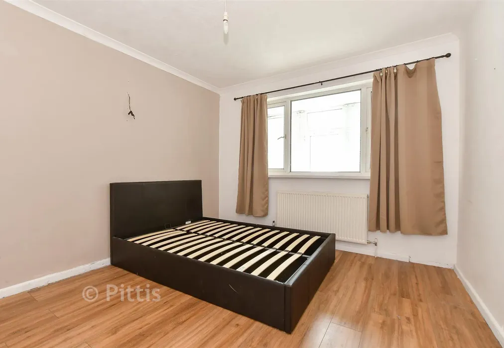 Bedroom 1 - Berry Hill, Lake, Isle of Wight - Wards of Kent