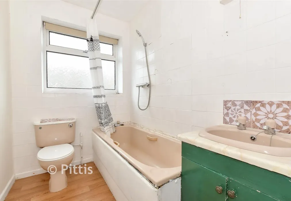 Bathroom - Berry Hill, Lake, Isle of Wight - Wards of Kent