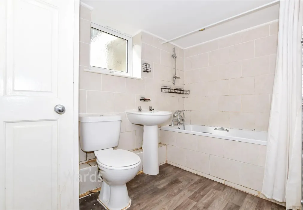 Bathroom - Dover Street, Barming, Maidstone, Kent - Wards of Kent