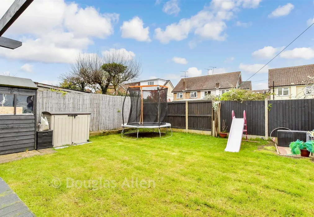 Rear Garden - Victoria Close, Basildon, Essex - Wards of Kent