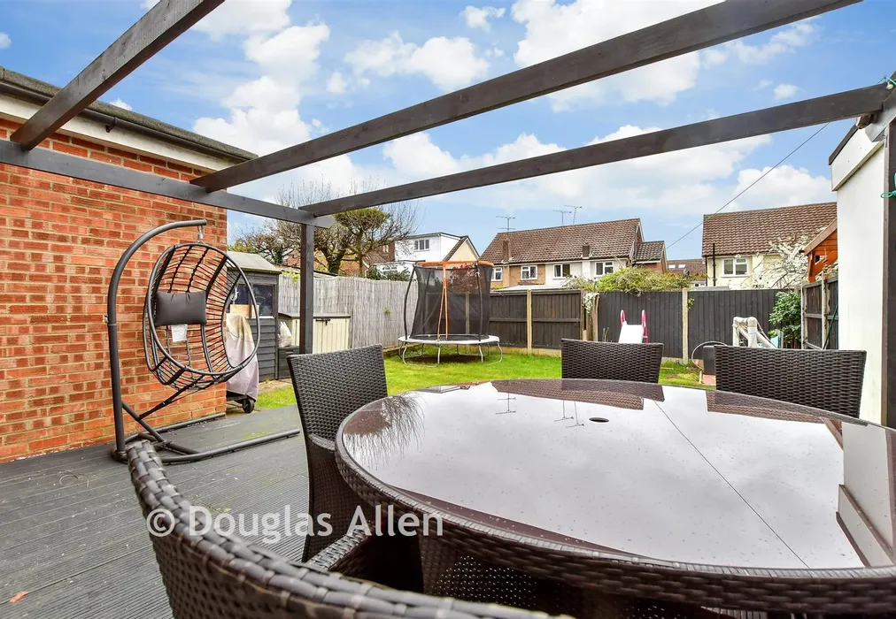 Rear Garden - Victoria Close, Basildon, Essex - Wards of Kent