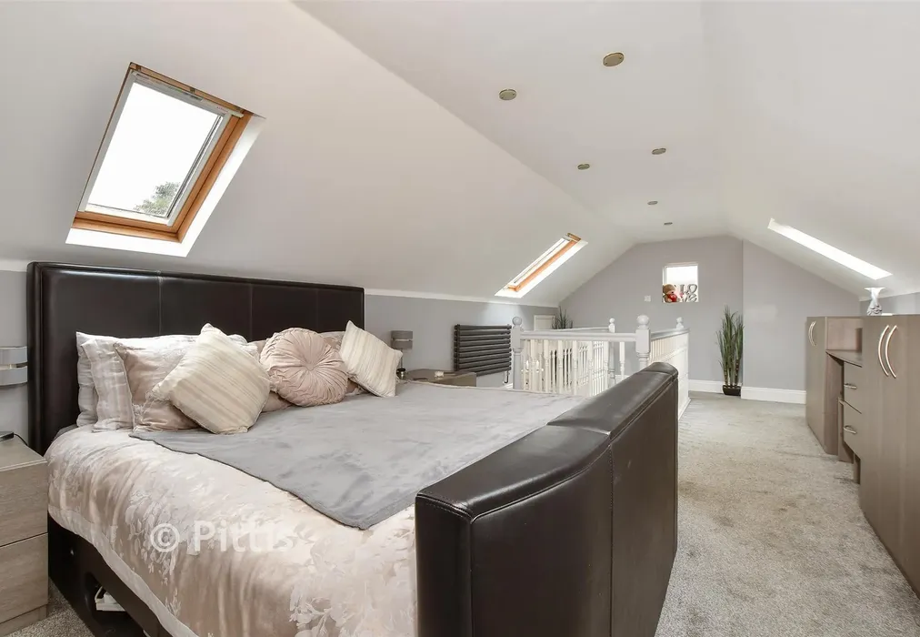 Bedroom 1 - Clatterford Road, Newport, Isle of Wight - Wards of Kent