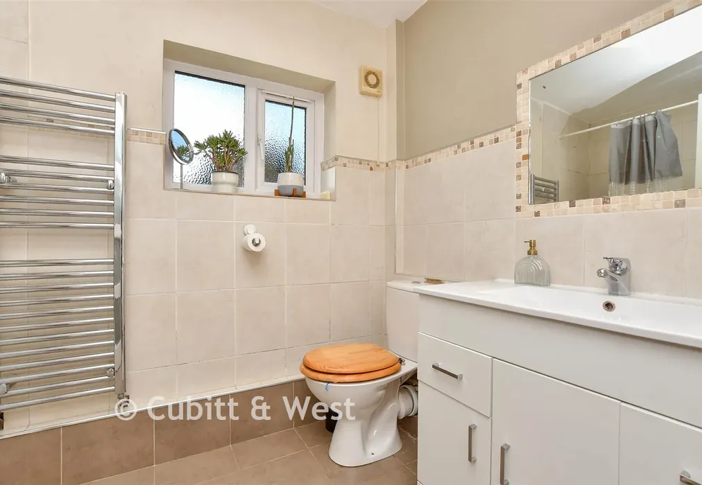 Bathroom - Carshalton Road, Mitcham, Surrey - Wards of Kent