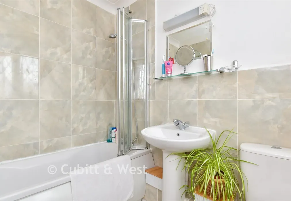En-Suite Bathroom - Batemans Close, Worthing, West Sussex - Wards of Kent