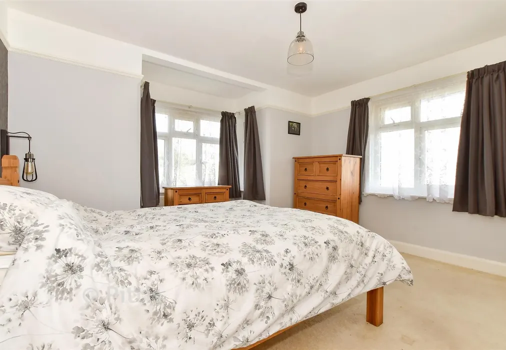 Bedroom 1 - Quay Lane, Brading, Sandown, Isle of Wight - Wards of Kent