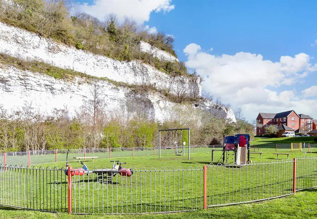 Surrounding Area - Sealand Drive, Rochester, Kent - Wards of Kent