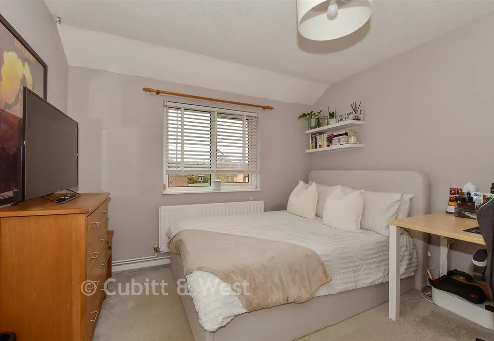 Bedroom 1 - Peterlee Walk, Bewbush, Crawley, West Sussex - Wards of Kent