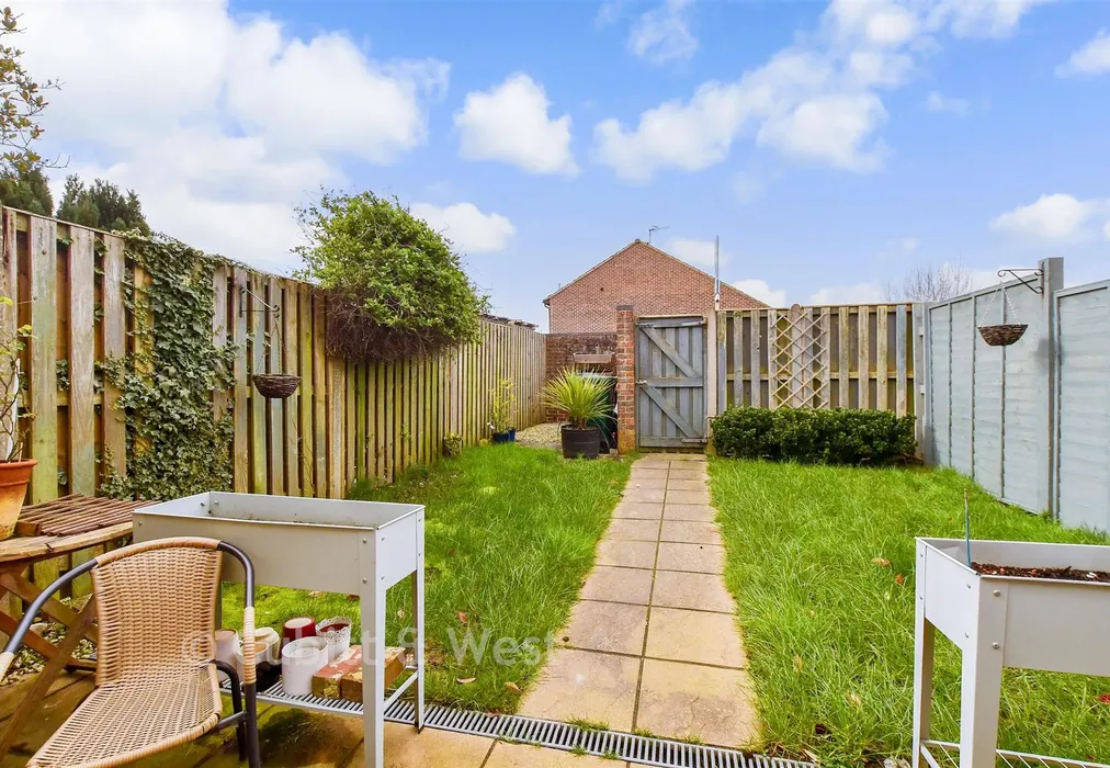 Rear Garden - Peterlee Walk, Bewbush, Crawley, West Sussex - Wards of Kent