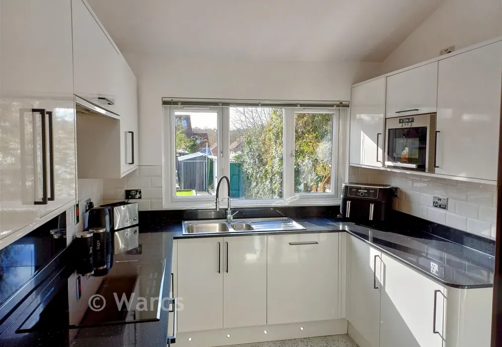 Kitchen - Moncktons Avenue, Maidstone, Kent - Wards of Kent
