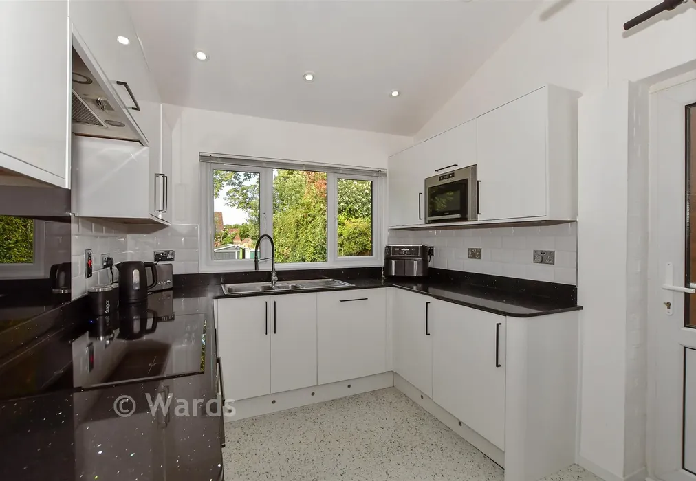 Kitchen - Moncktons Avenue, Maidstone, Kent - Wards of Kent