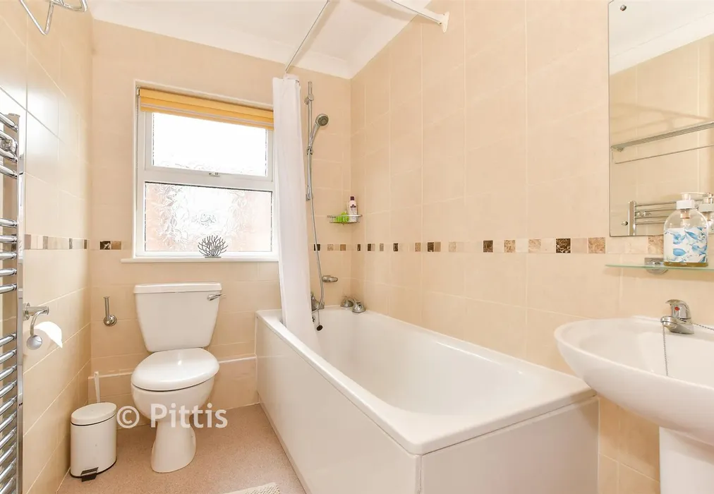 En-Suite Bathroom - Station Avenue, Sandown, Isle of Wight - Wards of Kent