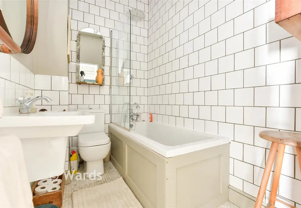 Bathroom - Wellington Crescent, Ramsgate, Kent - Wards of Kent