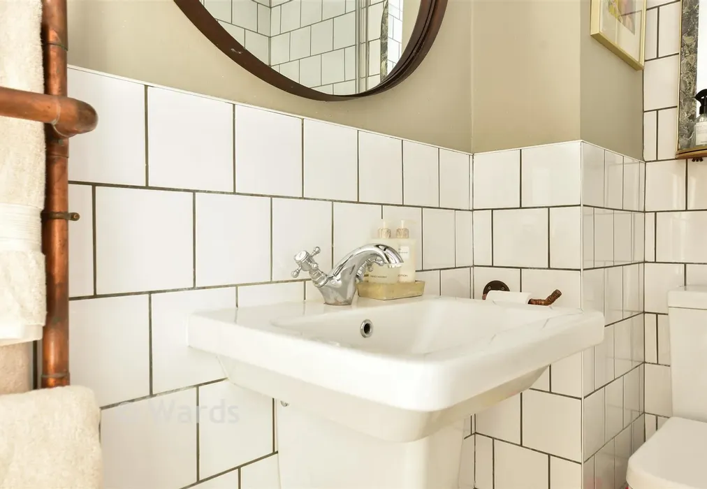 Bathroom - Wellington Crescent, Ramsgate, Kent - Wards of Kent