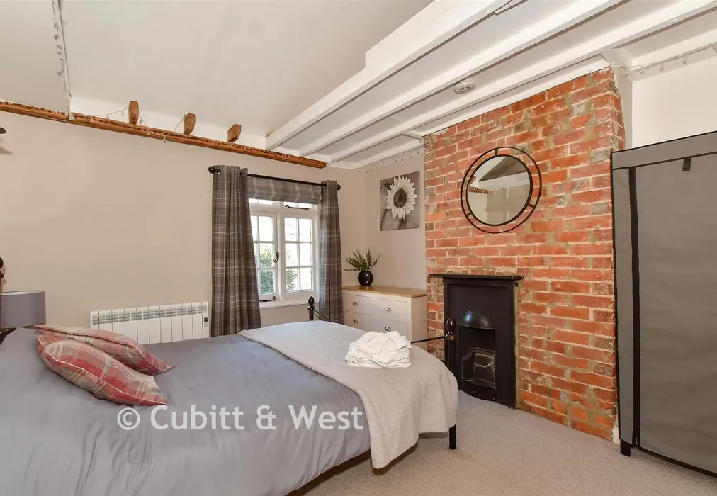 Bedroom 1 - Lower Street, Pulborough, West Sussex - Wards of Kent