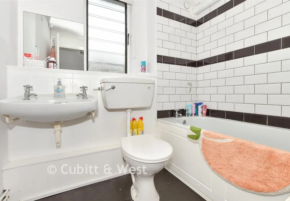Bathroom - London Road, Patcham, Brighton, East Sussex - Wards of Kent