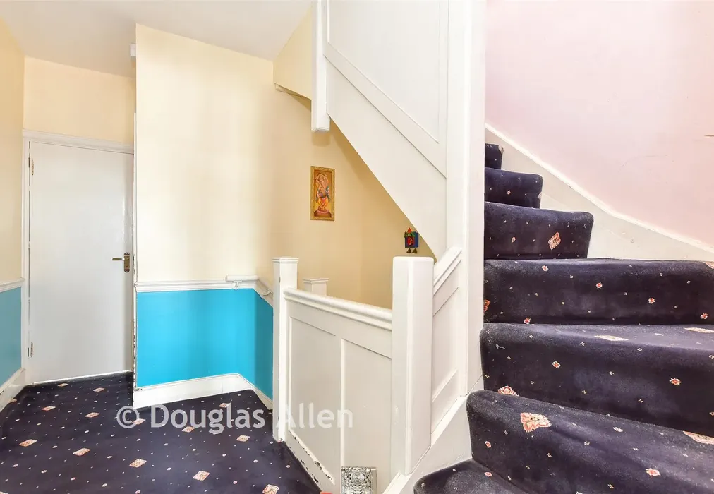 Landing - Ashurst Drive, Ilford, Essex - Wards of Kent