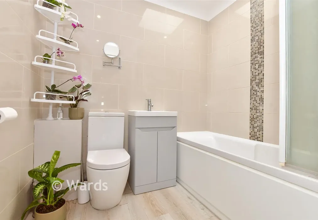 Bathroom - Salisbury Road, Deal, Kent - Wards of Kent