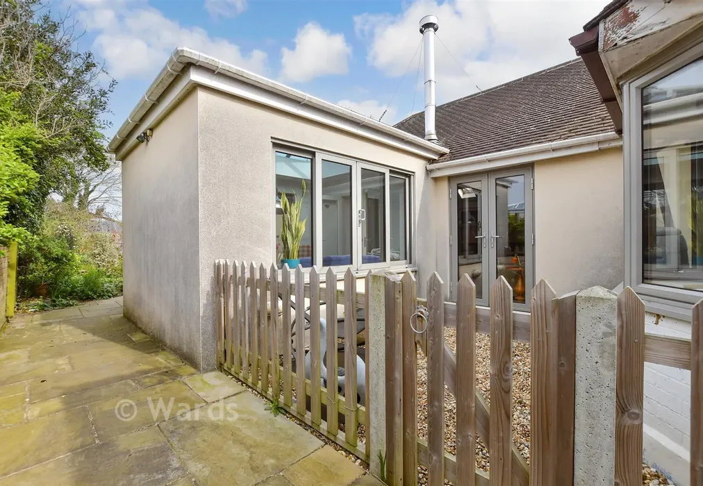 Side Garden - Salisbury Road, Deal, Kent - Wards of Kent