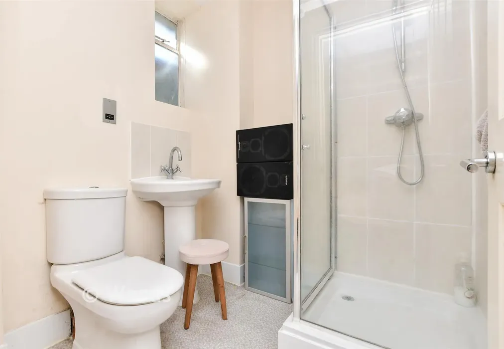 En-Suite - Fort Crescent, Margate, Kent - Wards of Kent