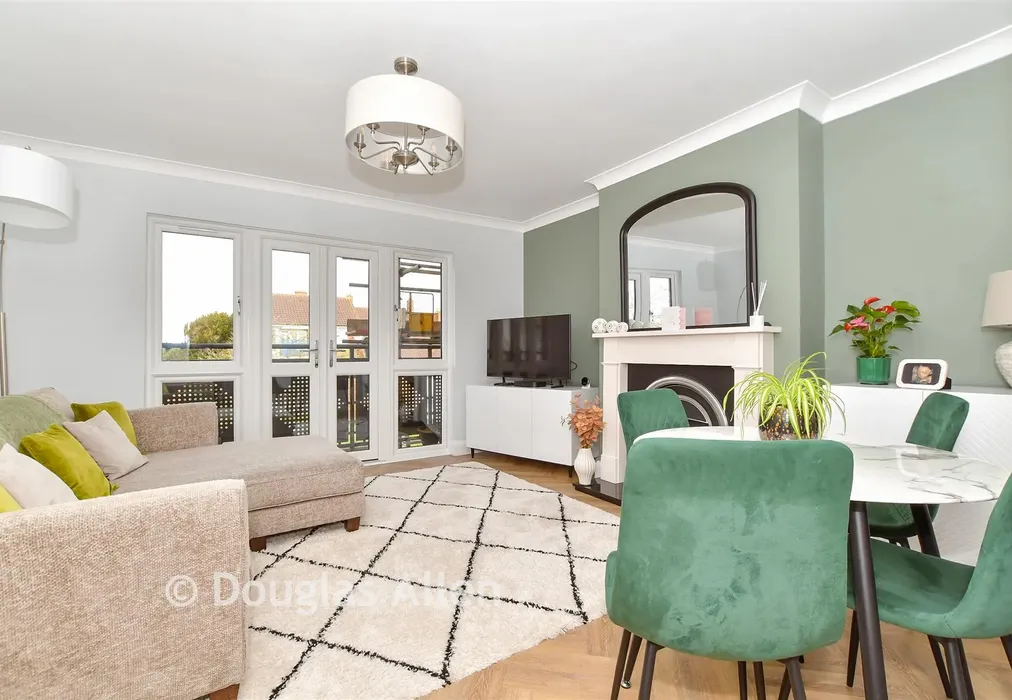 Lounge/Diner - Chingford Lane, Woodford Green, Essex - Wards of Kent