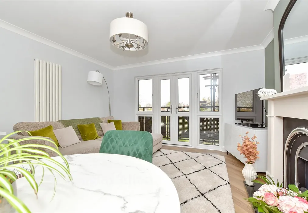 Lounge/Diner - Chingford Lane, Woodford Green, Essex - Wards of Kent