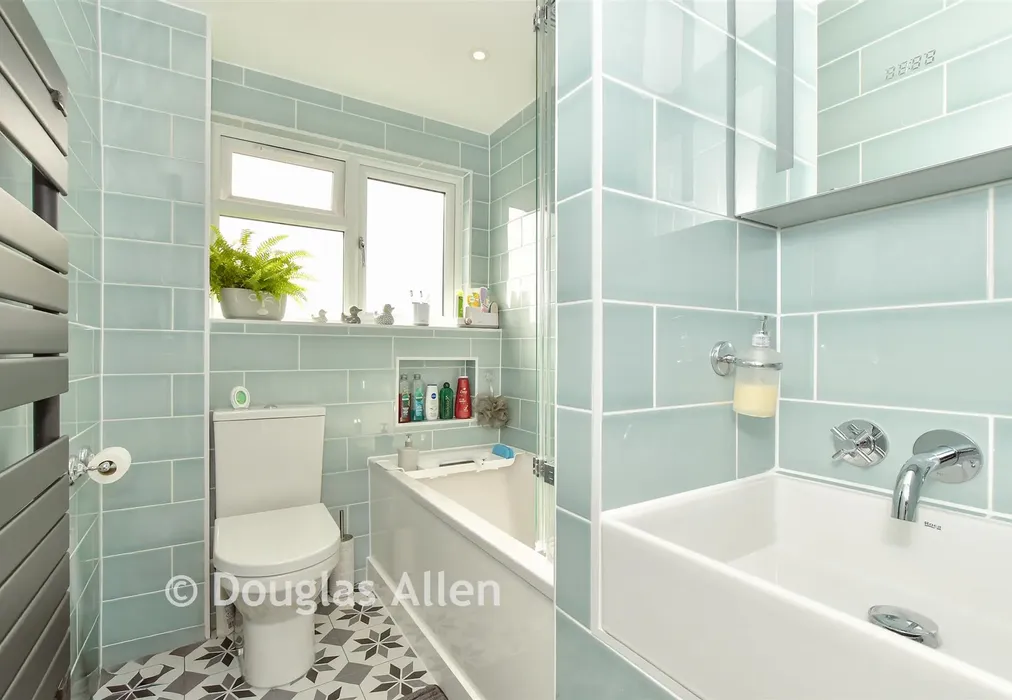 Bathroom - Chingford Lane, Woodford Green, Essex - Wards of Kent