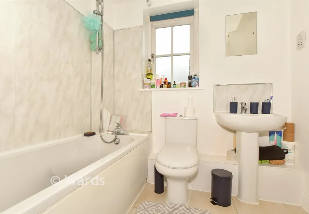 Bathroom - Queens Courtyard, Dover, Kent - Wards of Kent