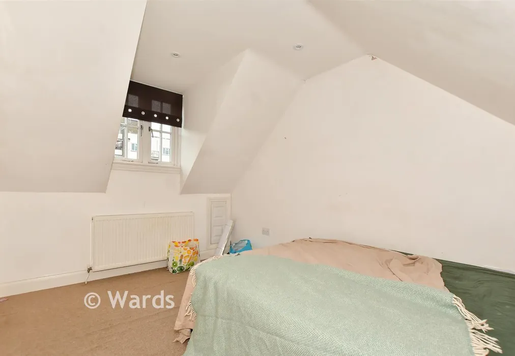 Bedroom 1 - Queens Courtyard, Dover, Kent - Wards of Kent