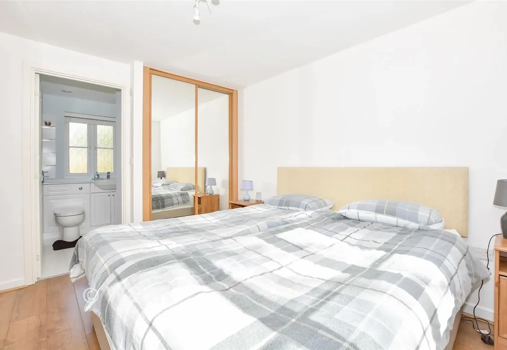 Bedroom 1 - The Farrows, Maidstone, Kent - Wards of Kent