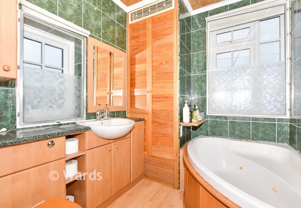 Bathroom - Maidstone Road, Paddock Wood, Kent - Wards of Kent