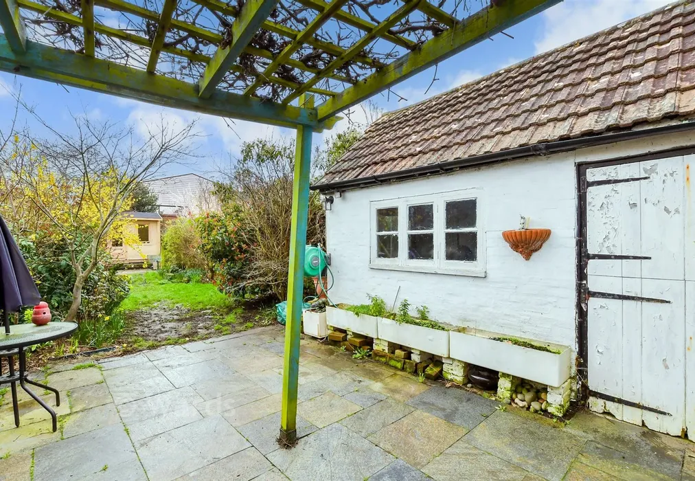 Rear Garden - Maidstone Road, Paddock Wood, Kent - Wards of Kent