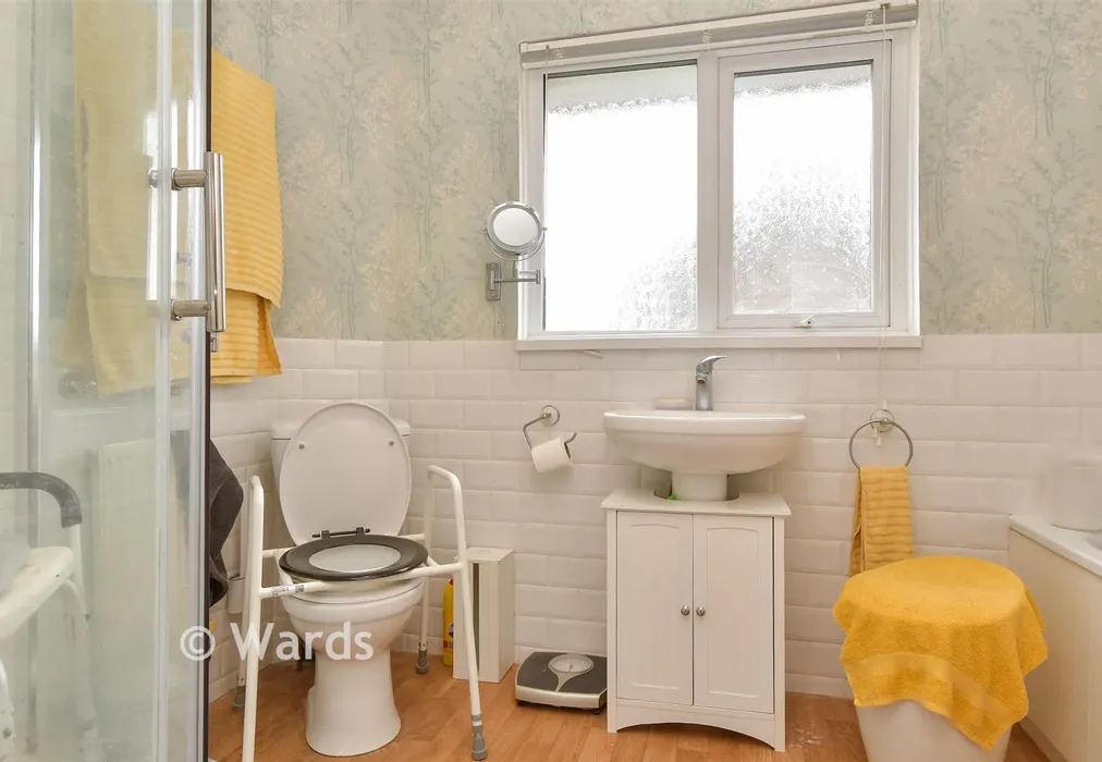 Bathroom - Thatchers Lane, Cliffe, Rochester, Kent - Wards of Kent
